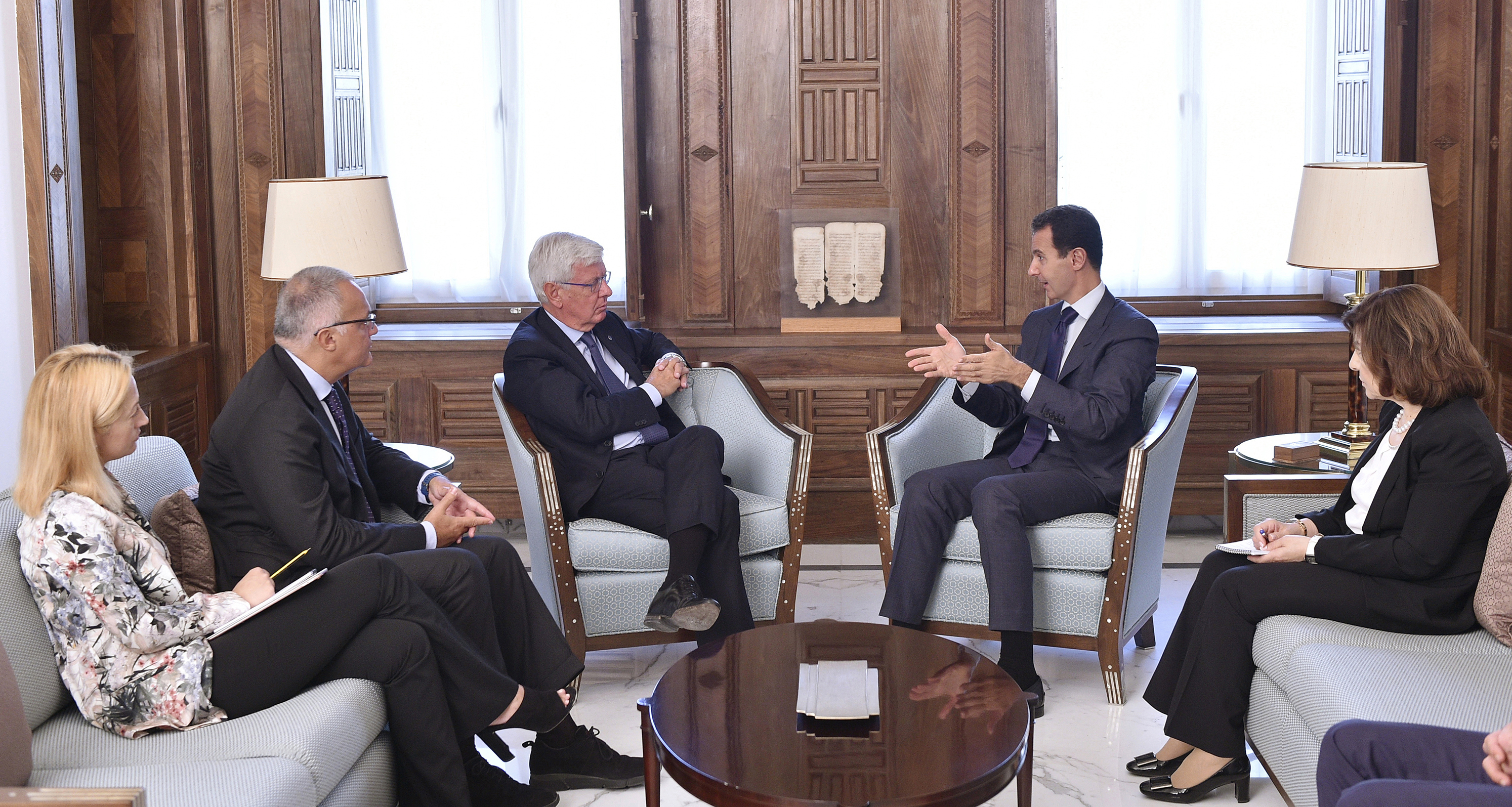 Bashar al Assad incontra una delegazione del Parlamento italiano guidata dal senatore di Forza Italia, Paolo Romani, 17/09/2017. Credits to: SANA.
