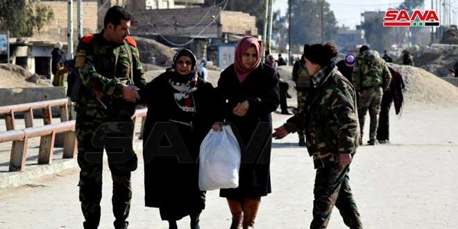 Syrian Army, Red Crescent receive displaced families in Hasaka