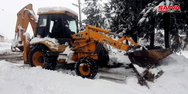 Vehículos de quitanieves desbloquean carreteras cubiertas por la nieve en localidad de Hadar