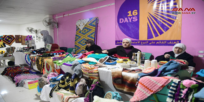 33 mujeres exhiben sus artesanías en un bazar en Damasco-campo