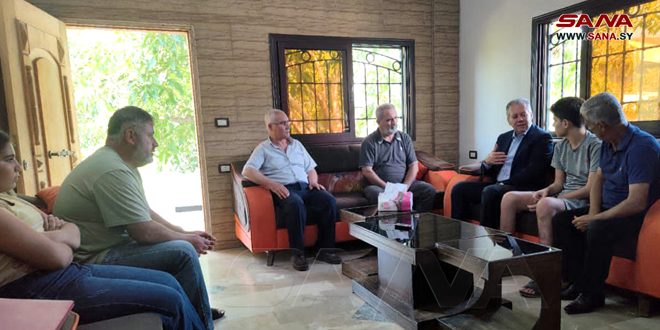 El gobernador de Latakia visita a los tres sobrevivientes del terremoto que recibieron tratamiento en EAU