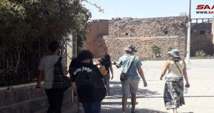 Turistas de varias nacionalidades visitan la ciudad siria de Bosra Al-Sham
