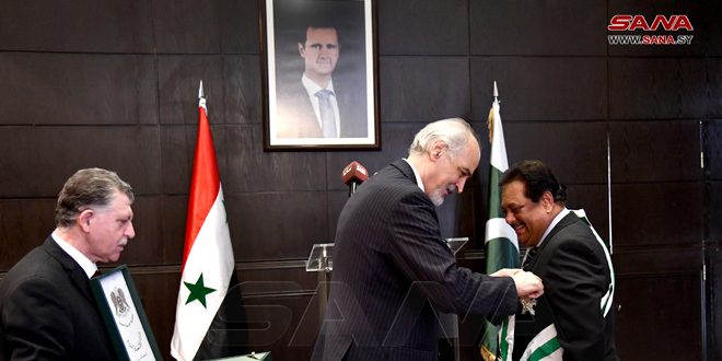 رئیس جمهور بشار اسد نشان شایستگی درجه ممتاز را به سفیر پاکستان در دمشق اهدا کرد