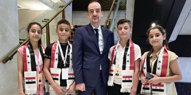 دیدار رئیس سفارت سوریه در ابوظبی با کودکان سوری شرکت کننده در «پارلمان عربی برای کودکان»