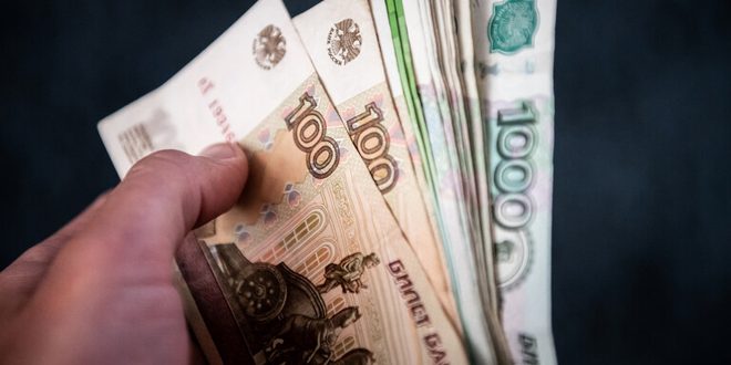 La Banque centrale de Russie met un nouveau billet de 100 roubles russes en circulation
