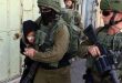 פציעת פלסטיני ועצירת 22 אחרים במהלך פריצתם של כוחות הכיבוש לאזורים שונים בגדה המערבית