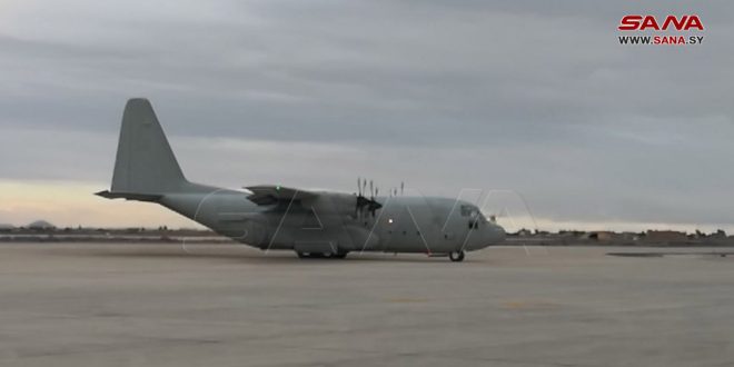 Самолет из ОАЭ с гуманитарной помощью для пострадавших прибыл в Дамасский международный аэропорт