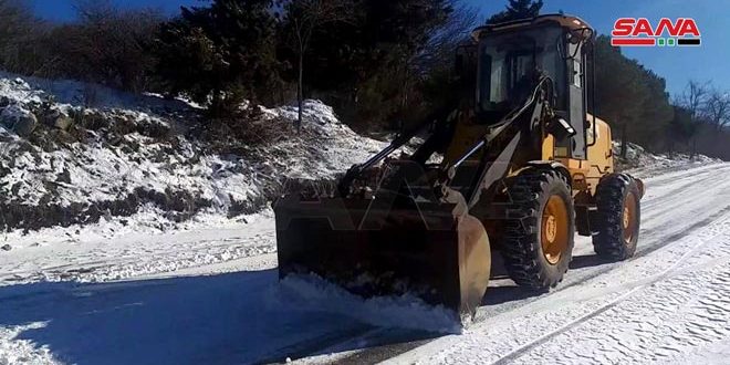 ورشات وآليات الخدمات الفنية بحمص تواصل عمليات إزالة الثلوج وفتح الطرقات في عدة مناطق