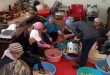 25 امرأة من قرية ربعو في مصياف ينجحن في تأسيس مشروع لتصنيع دبس الرمان