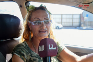 سيدة تقود سيارة أجرة في شوارع دمشق وتشجع على كسر النمطية في العمل – S A N A