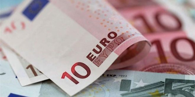 Euro drops to its lowest in a month