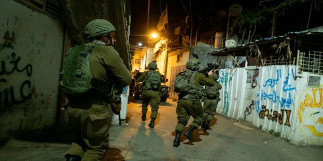 Israeli occupation forces arrest 12 Palestinians in several areas of the West Bank