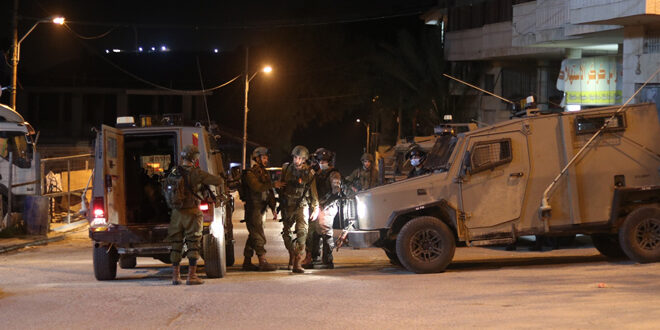 Occupation forces arrest 10 Palestinians in the West Bank