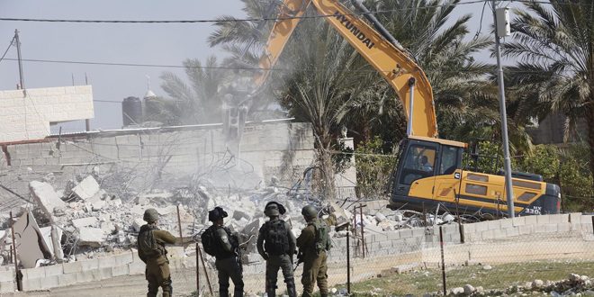 Fuerzas israelíes demuelen una casa palestina