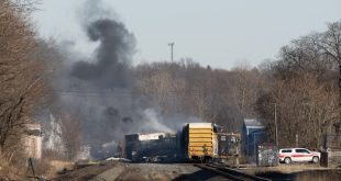 Otro tren que transporta materiales de riesgo en EEUU se descarrila