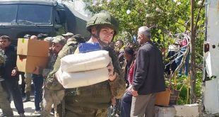 Soldados rusos distribuyen ayuda humanitaria en el campo de Latakia