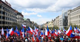 "Fuera la OTAN", gritan en una protesta en Praga