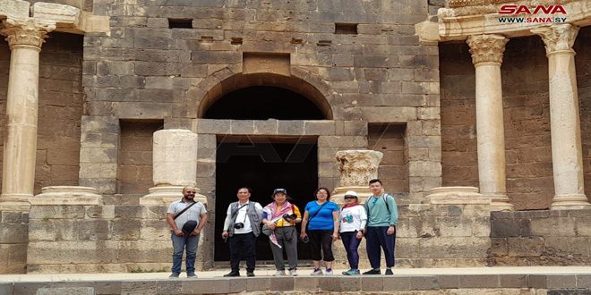 Turistas chinos visitan monumentos de la ciudad antigua de Bosra, Siria
