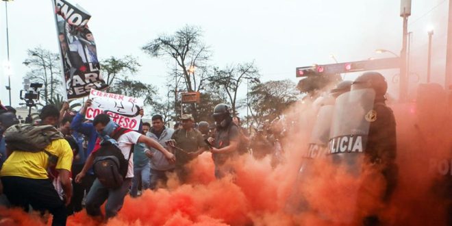 Heridos y detenidos en Perú en el cuarto día de protestas por la renuncia presidencial