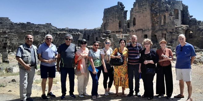Turistas brasileños visitan la antigua ciudad siria de Bosra Al-Sham