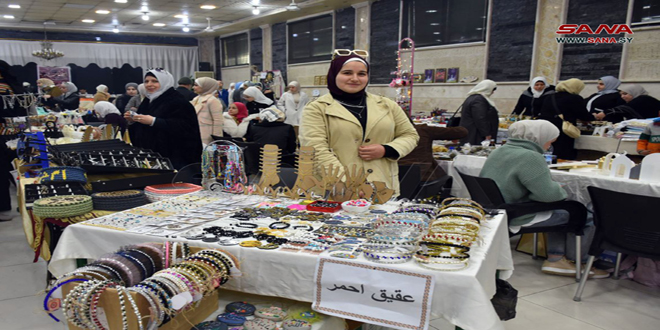 La gobernación de Hama acoge el bazar “Reunión de Felicidad” de artesanías y productos manuales