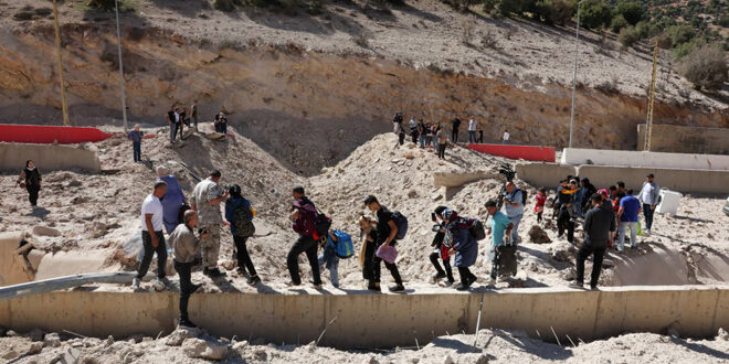 Tras bombardeo israelí a la carretera, los desplazados desde Líbano siguen llegando a pie a Siria