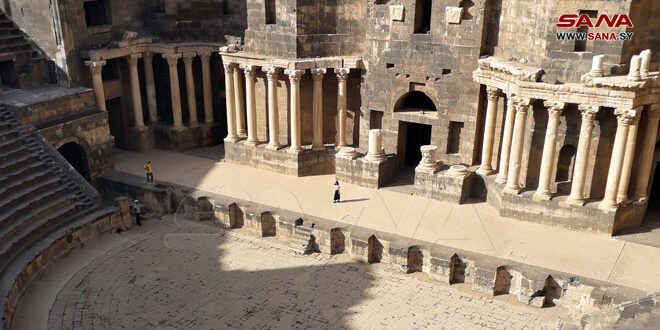 12 turistas extranjeros visitan ciudad antigua de Bosra y exploran sus monumentos