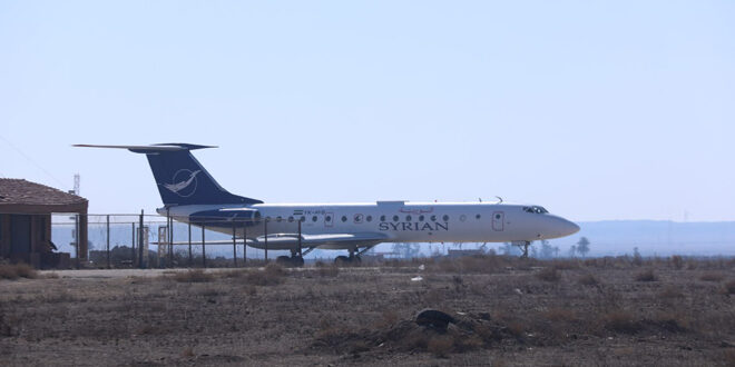 Un avión de pasajeros llega al Aeropuerto de Deir Ezzor en el primer vuelo de prueba