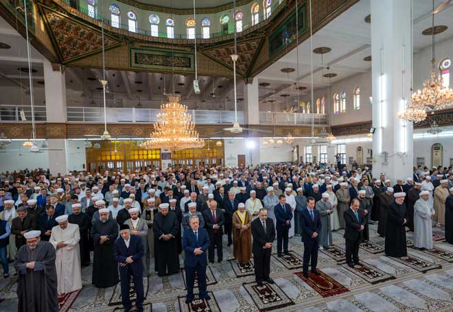 رئیس‌ جمهور اسد نماز عید فطر را در مسجد الحسن واقع در محله المیدان دمشق اقامه کرد 2-5-2022