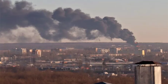 یک مخزن سوخت در نزدیکی فرودگاه منطقه کورسک روسیه  بر اثر حمله پهپادی آتش گرفته است