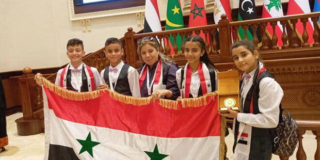 اهدای سپرهای یادبود به هیئت سوریه شرکت کننده در پارلمان عربی کودک