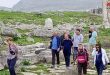 Un groupe de touristes irlandais visite la citadelle de Busra Al-Sham