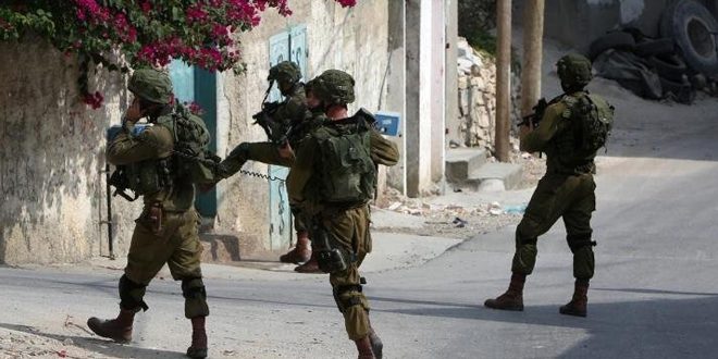 Les forces d’occupation arrêtent quatre Palestiniens en Cisjordanie