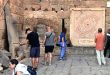 Un groupe de touristes européens visite les sites archéologiques de Bosra Al-Cham