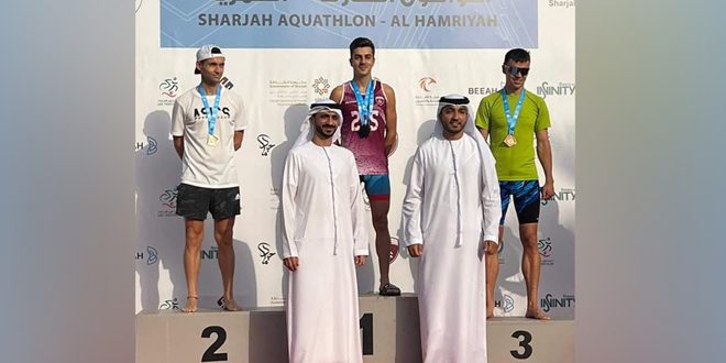 L’athlète de l’équipe nationale syrienne, Adnan Safadi, remporte la première place dans la course internationale d’aquathlon