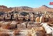 תיירים זרים מסיירים בעיר תדמור ומתעדים את פשעי הטרוריסטים שם