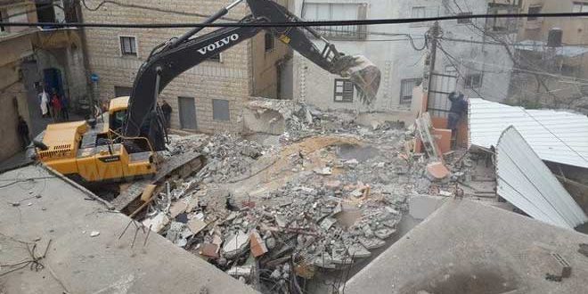 הכיבוש אלץ אחד הפלסטינים להרוס את ביתו בעיר אלקודס הכבושה