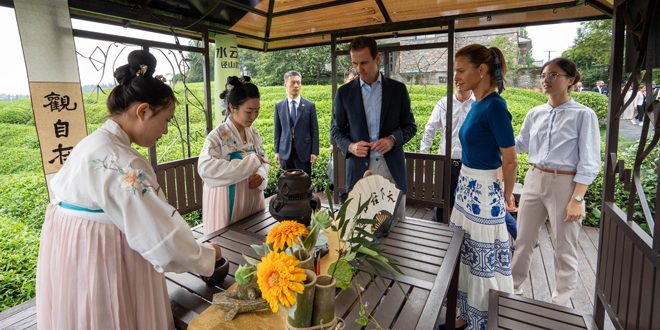 הנשיא אסד והגברת הראשונה אסמאא אל-אסד מבקרים  בכפר הסיני שיאוצ’ינג