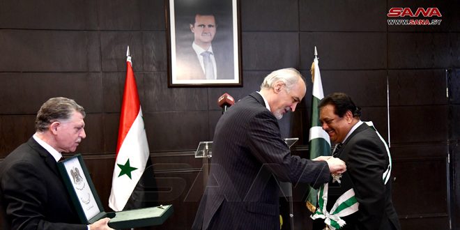 Devlet Başkanı Esad, Pakistan’ın Şam büyükelçisine Suriye Üstün Sınıf Liyakat Nişanı verdi