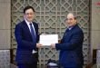 Mikdad, Büyükelçi Shi Hongwei’nin Çin Olağanüstü Ve Tam Yetkili Büyükelçisi Olarak Güven Mektubunun Bir Kopyasını Teslim Aldı