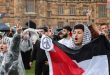 Yüzlerce Gösterici İsrail’in Gazze’ye Yönelik Saldırganlığını Protesto Etmek Amacıyla Avustralya Üniversiteleri Önünde Oturma Eylemi Düzenledi