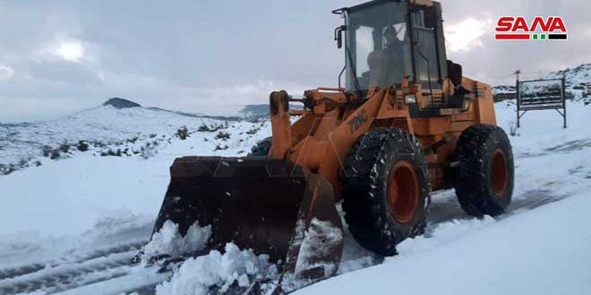 مواصلة فتح وتأمين الطرق المغلقة جراء الثلوج في مصياف بريف حماة