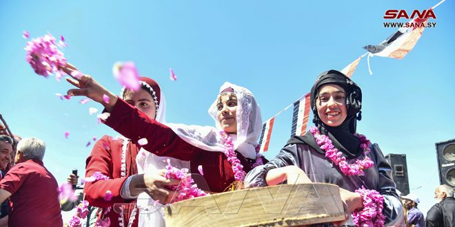 مهرجان قطاف الوردة الشامية.. طقس اجتماعي يعكس مخزوناً ثقافياً سورياً