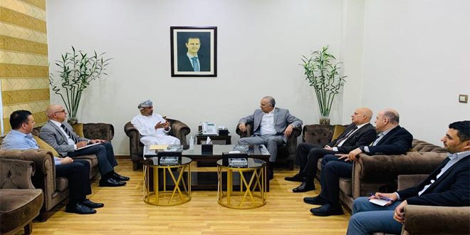 وزير النقل يستعرض مع السفير العماني سبل تطوير العلاقات الاقتصادية وتفعيل الاتفاقيات المشتركة