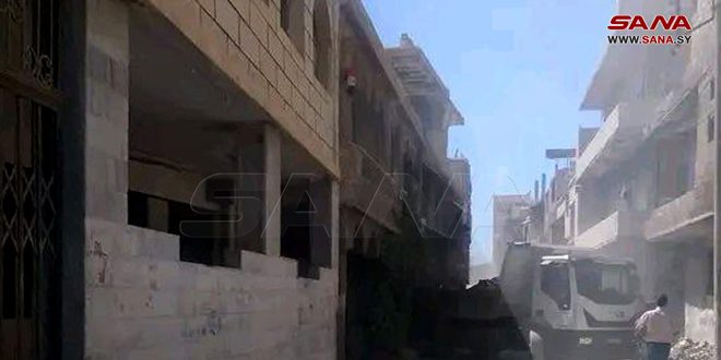 استمرار أعمال ترحيل الأنقاض وفتح الطرقات في تجمع الحجر الأسود للنازحين بريف دمشق