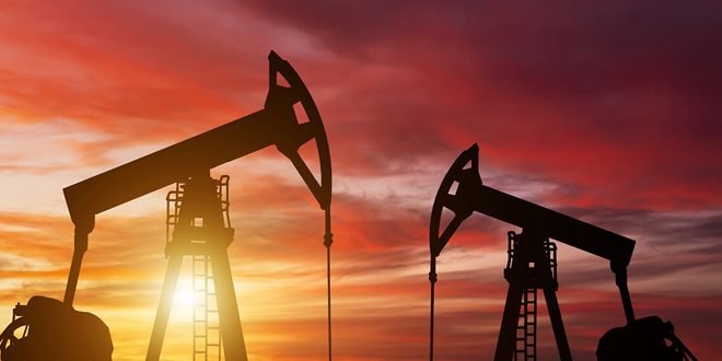 أسعار النفط تتحرك في نطاق ضيق متأثرة بمخاوف المعروض وأزمة المصارف