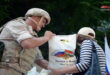 مركز التنسيق الروسي يوزع مساعدات غذائية في ضاحية تشرين باللاذقية