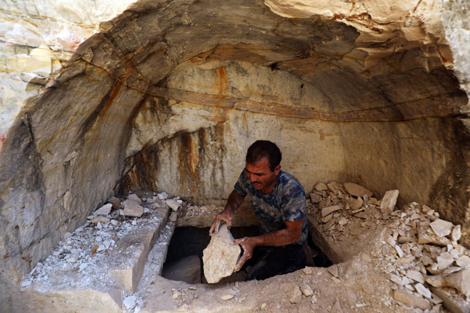 مقبرة بيزنطية مكتشفة في معرة النعمان تعيد إحياء الذاكرة التاريخية للمدينة 6 photo 5 2025 05 27 21 41 22 مقبرة بيزنطية مكتشفة في معرة النعمان تعيد إحياء الذاكرة التاريخية للمدينة